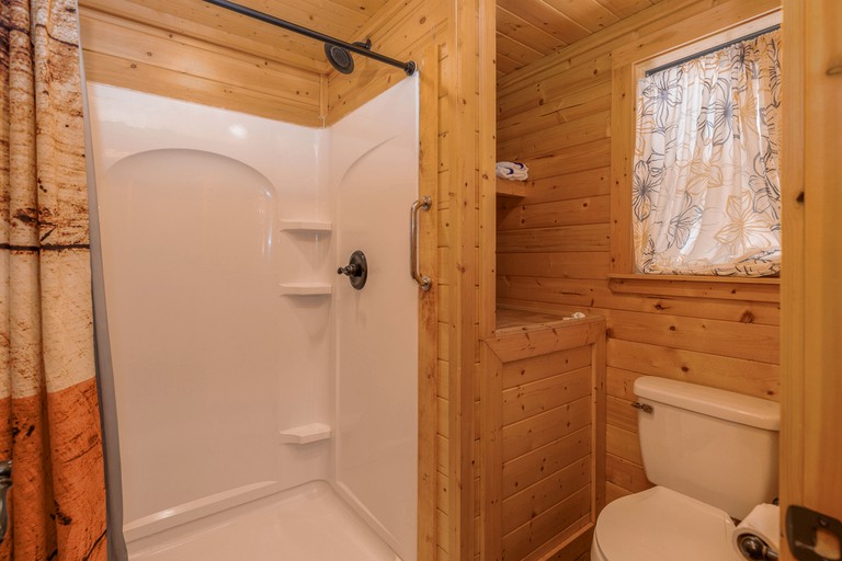 Log Cabin Rentals near San Antonio, Texas, Perfect for Weekend Glamping near Austin | Cabins (Pipe Creek, Texas, United States of America)