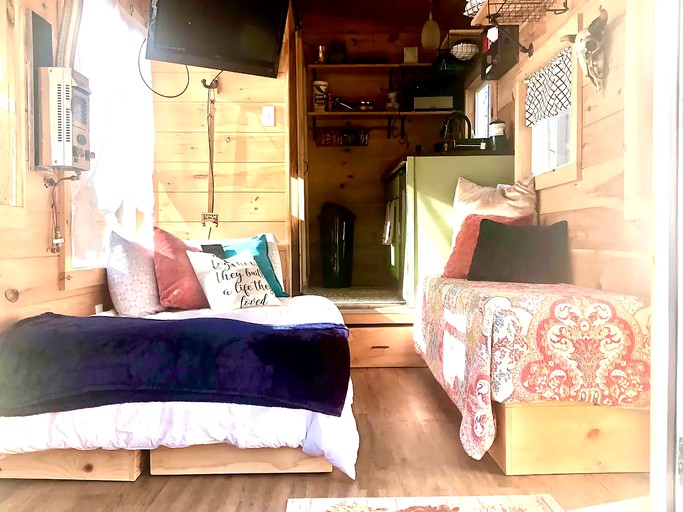 Streamside tiny home with Mountain View’s, pond and fire pit, Tiny Houses 63554, Creston