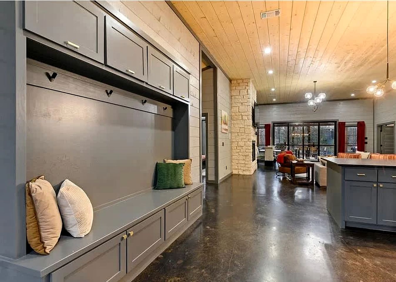 Secluded Luxury Cabin with Hot Tub & Fishing Pond Near Broken Bow Lake, Broken Bow OK