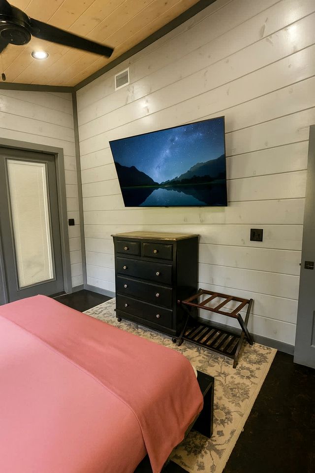 Secluded Luxury Cabin with Hot Tub & Fishing Pond Near Broken Bow Lake, Broken Bow OK