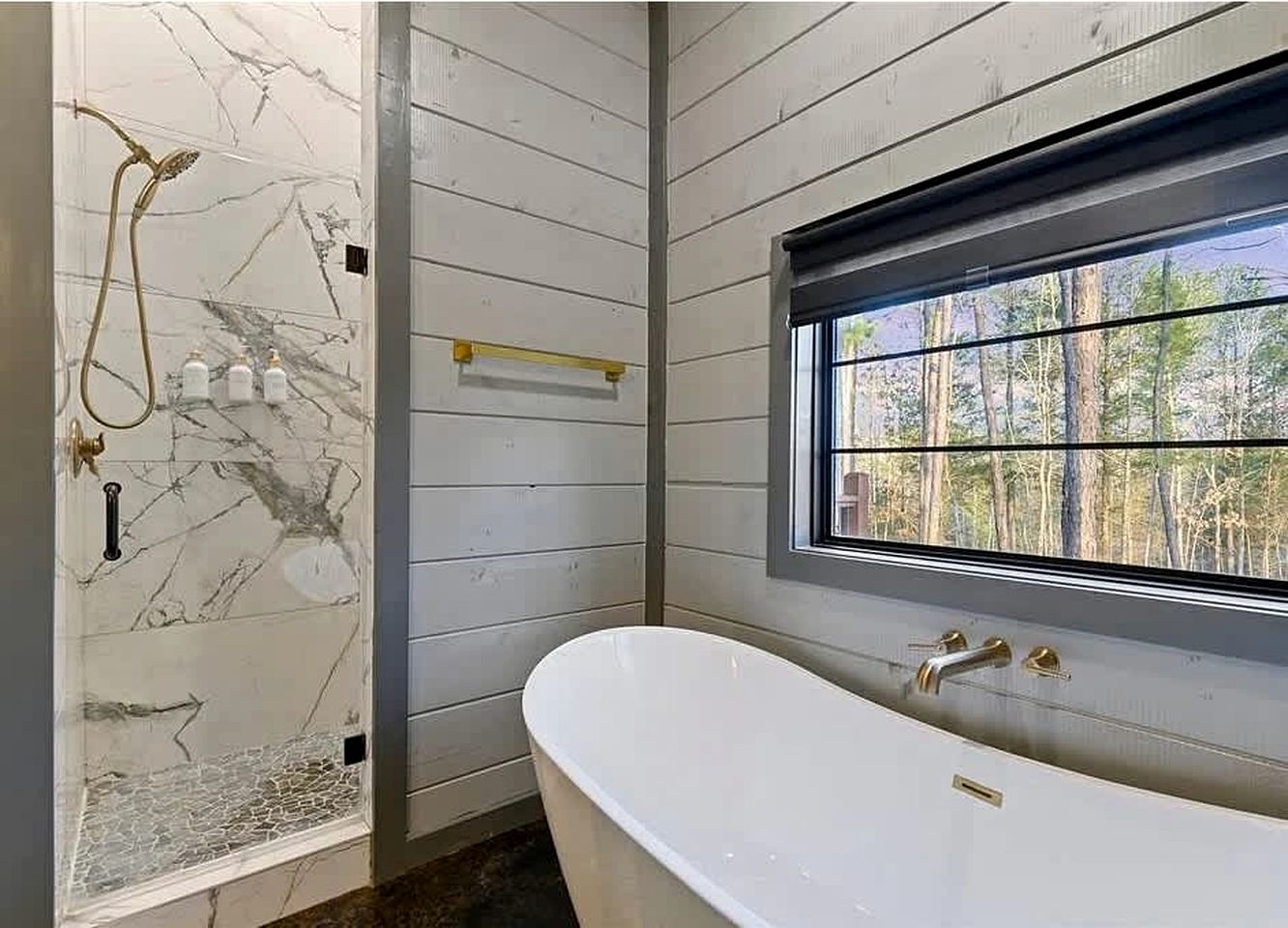 Secluded Luxury Cabin with Hot Tub & Fishing Pond Near Broken Bow Lake, Broken Bow OK