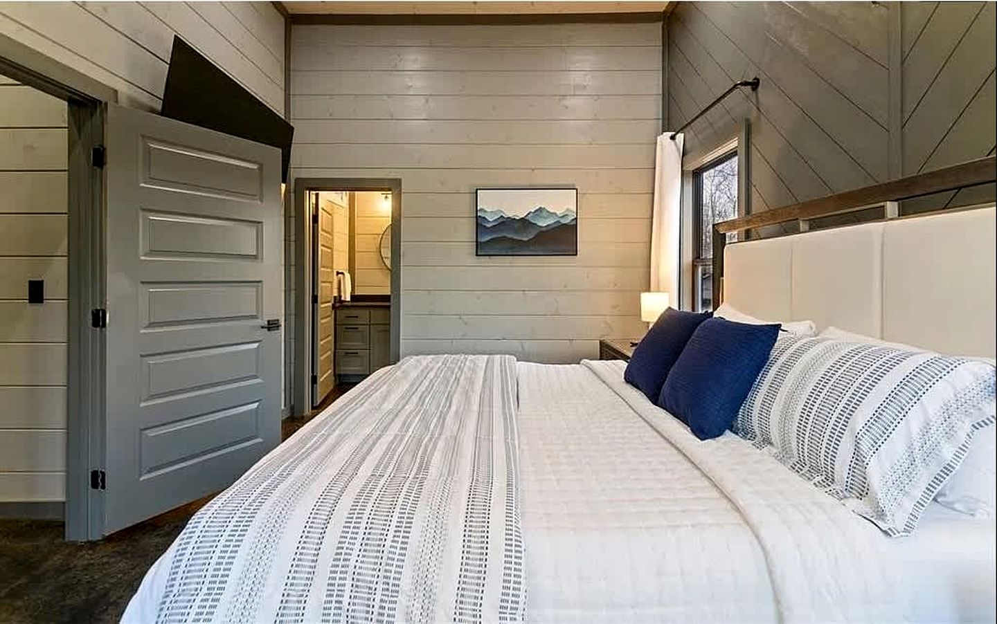 Secluded Luxury Cabin with Hot Tub & Fishing Pond Near Broken Bow Lake, Broken Bow OK