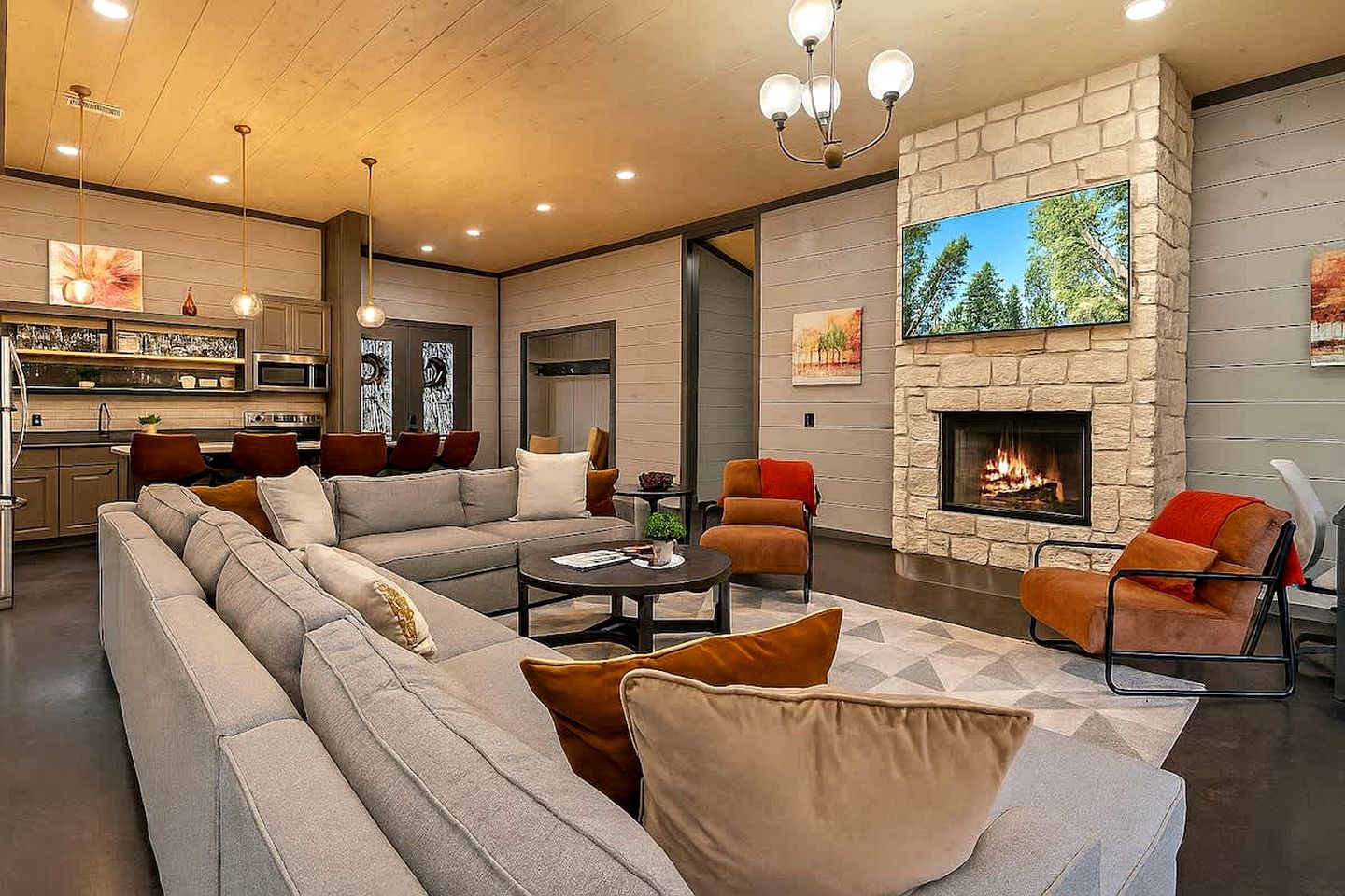 Secluded Luxury Cabin with Hot Tub & Fishing Pond Near Broken Bow Lake, Broken Bow OK