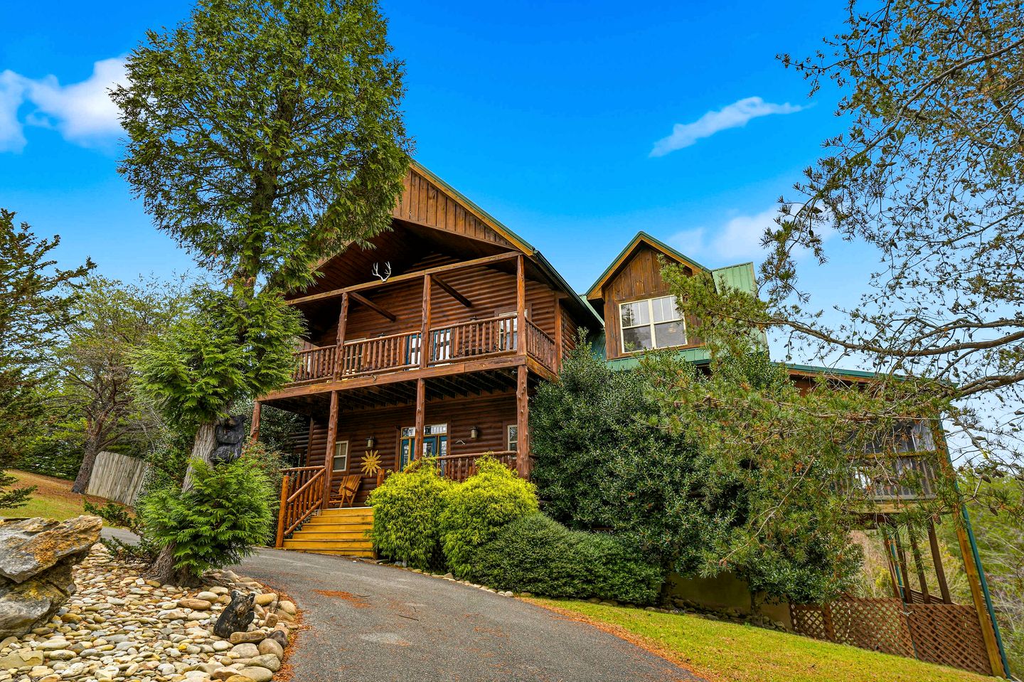 Luxury Log Cabin Escape with Hot Tub, Decks & Family Fun Spaces in Sevierville, Tennessee