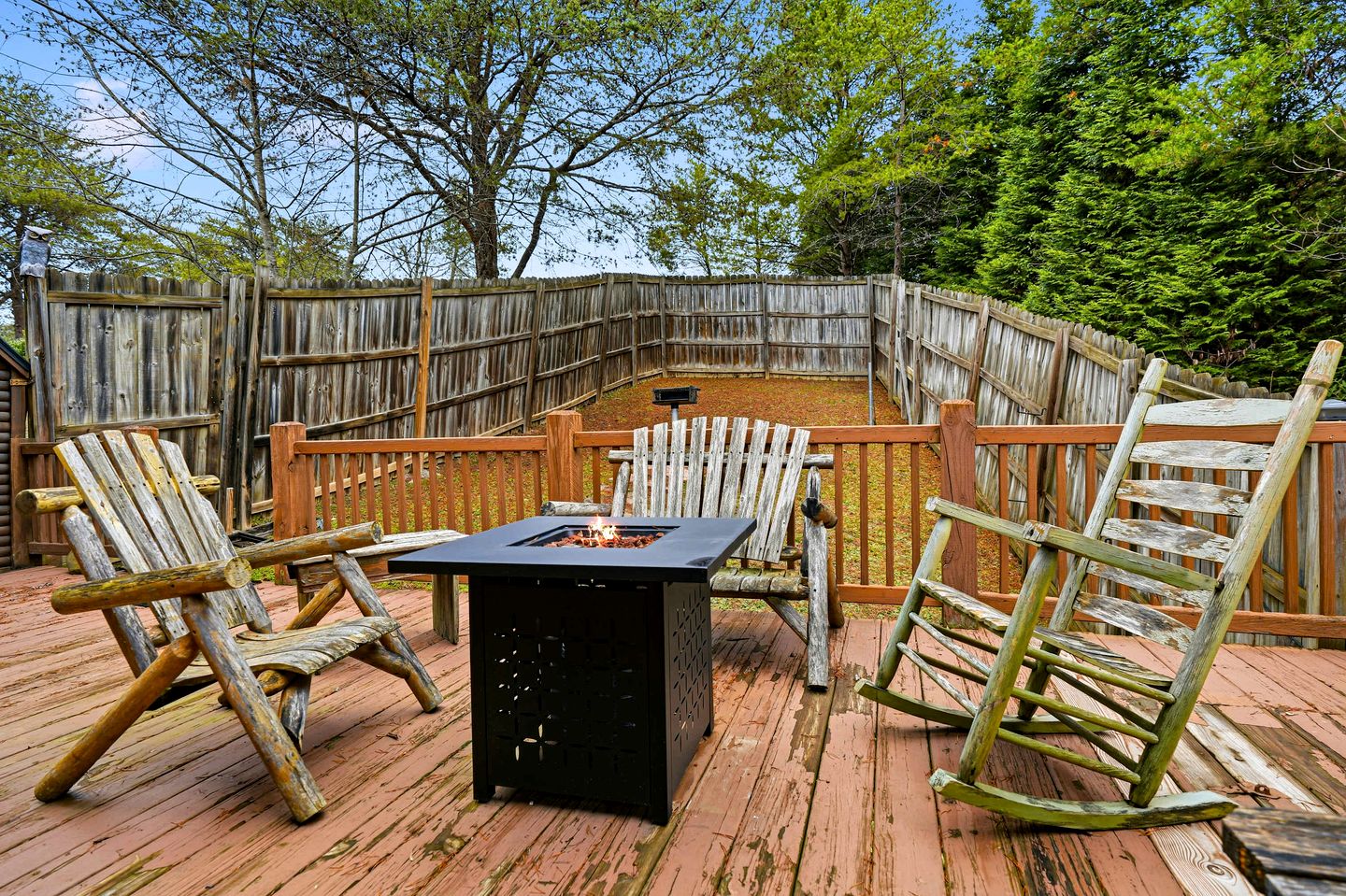 Luxury Log Cabin Escape with Hot Tub, Decks & Family Fun Spaces in Sevierville, Tennessee