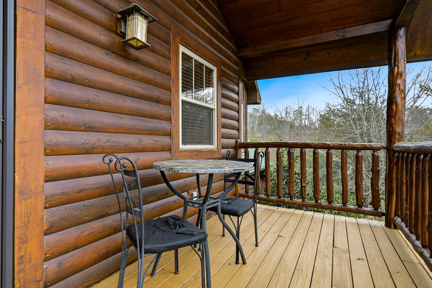Luxury Log Cabin Escape with Hot Tub, Decks & Family Fun Spaces in Sevierville, Tennessee
