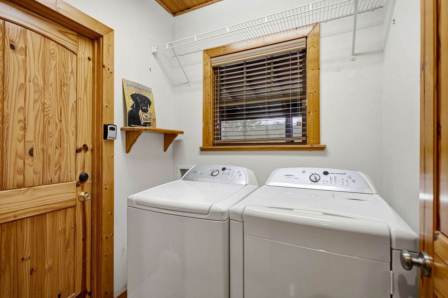 Luxury Log Cabin Escape with Hot Tub, Decks & Family Fun Spaces in Sevierville, Tennessee