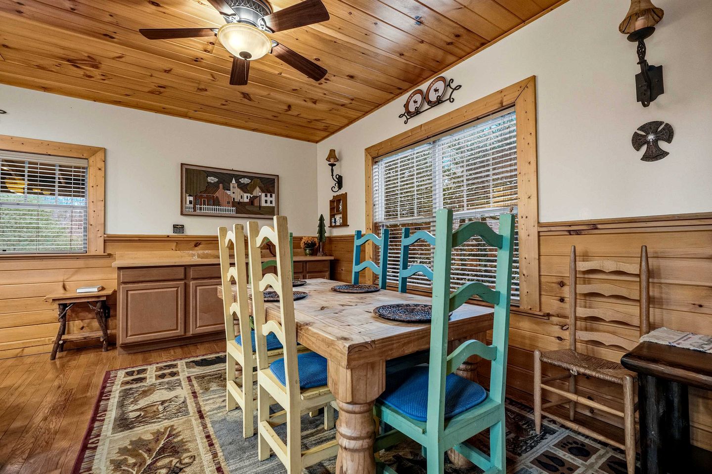 Luxury Log Cabin Escape with Hot Tub, Decks & Family Fun Spaces in Sevierville, Tennessee