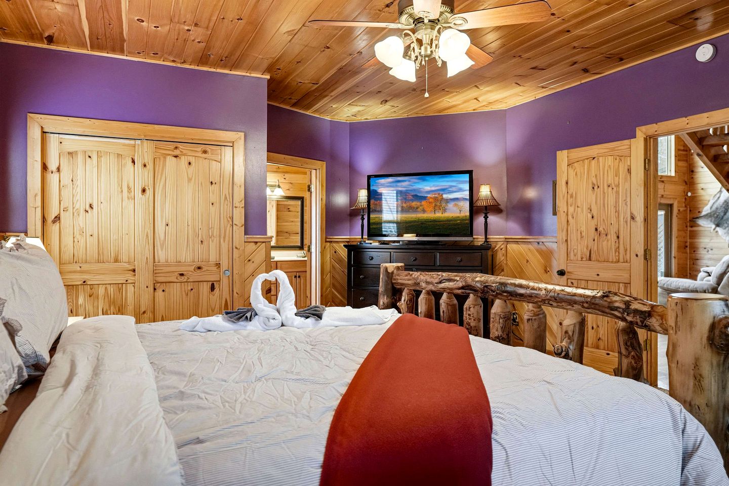 Luxury Log Cabin Escape with Hot Tub, Decks & Family Fun Spaces in Sevierville, Tennessee