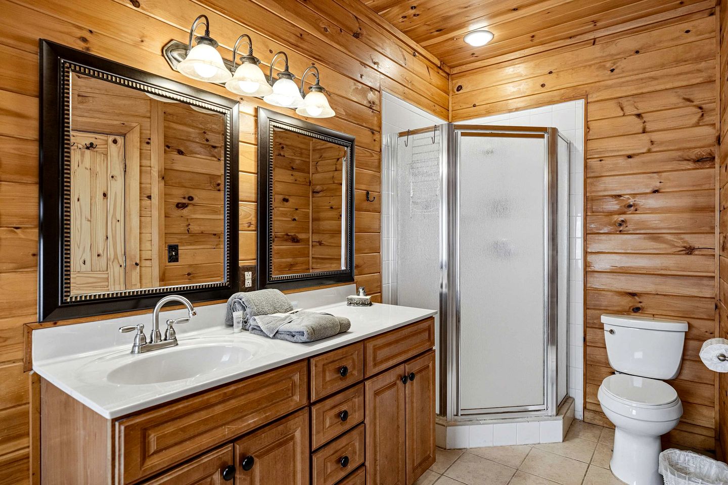 Luxury Log Cabin Escape with Hot Tub, Decks & Family Fun Spaces in Sevierville, Tennessee