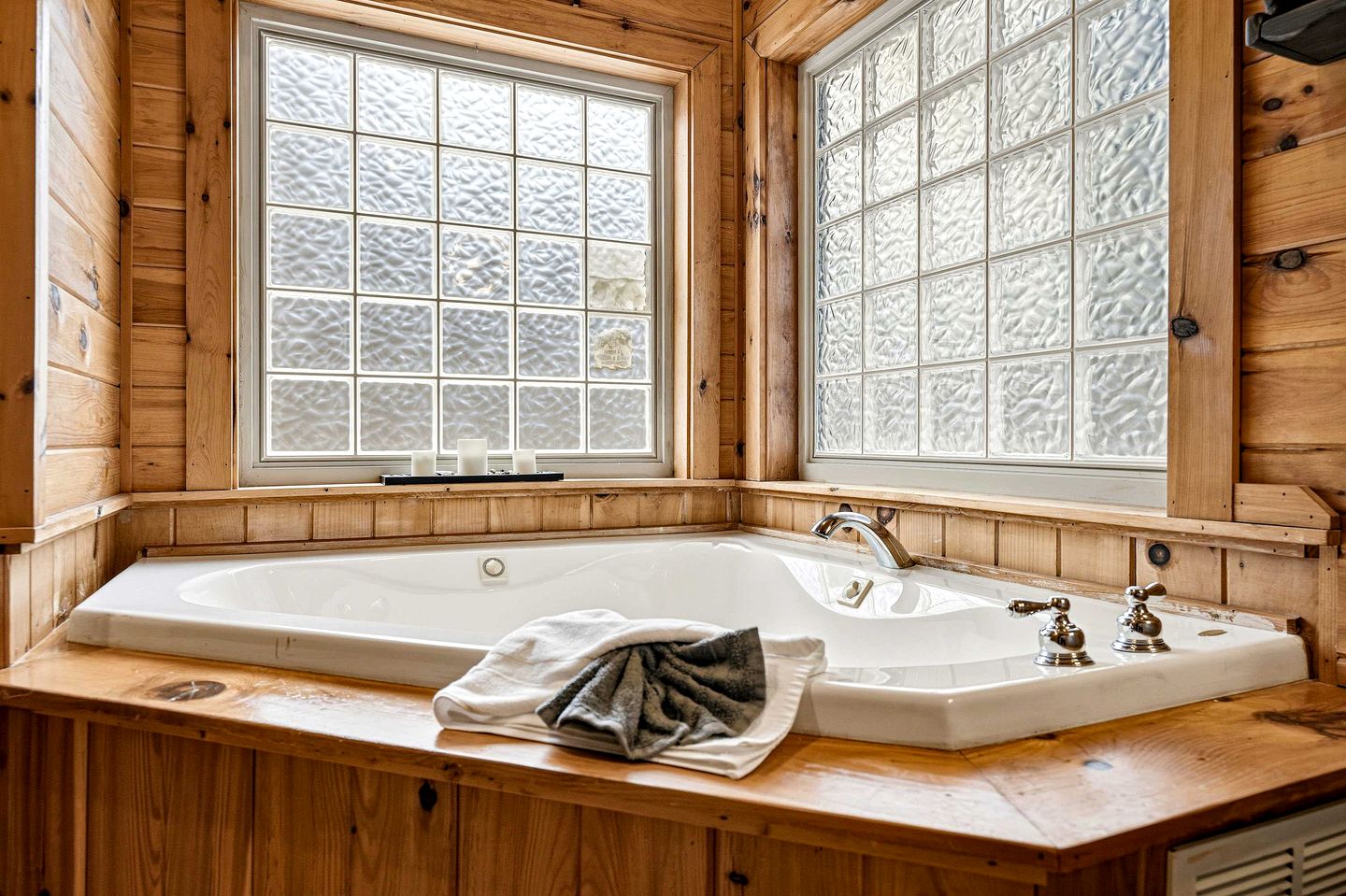 Luxury Log Cabin Escape with Hot Tub, Decks & Family Fun Spaces in Sevierville, Tennessee
