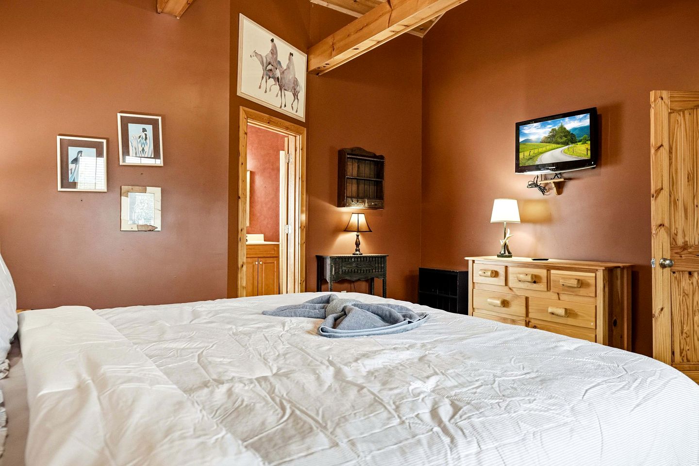 Luxury Log Cabin Escape with Hot Tub, Decks & Family Fun Spaces in Sevierville, Tennessee