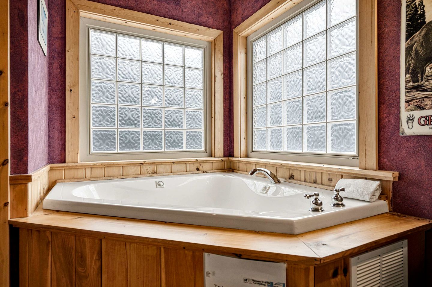 Luxury Log Cabin Escape with Hot Tub, Decks & Family Fun Spaces in Sevierville, Tennessee