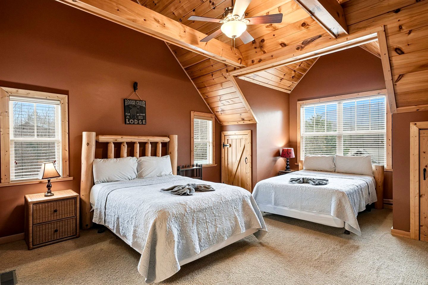Luxury Log Cabin Escape with Hot Tub, Decks & Family Fun Spaces in Sevierville, Tennessee