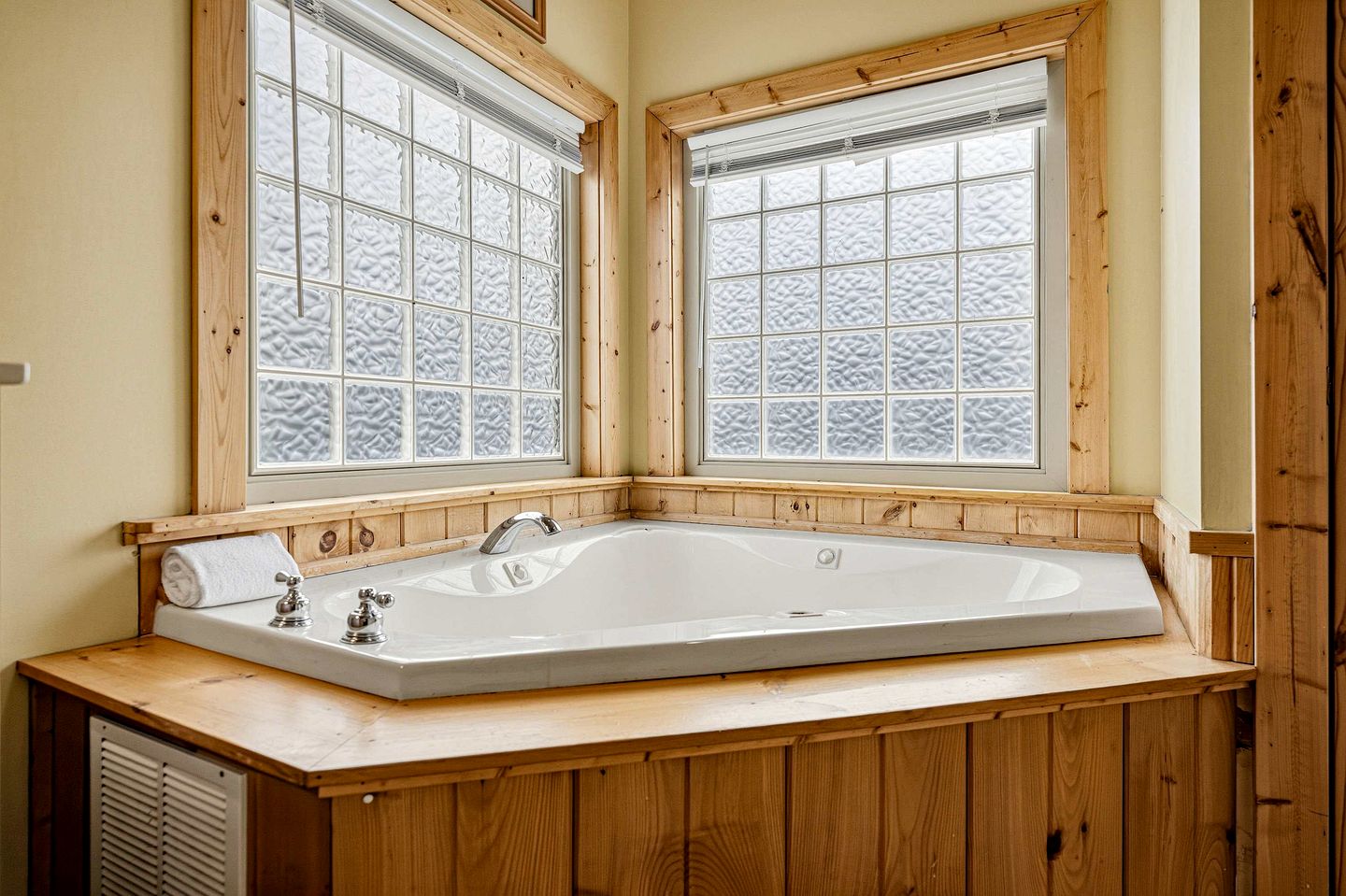 Luxury Log Cabin Escape with Hot Tub, Decks & Family Fun Spaces in Sevierville, Tennessee