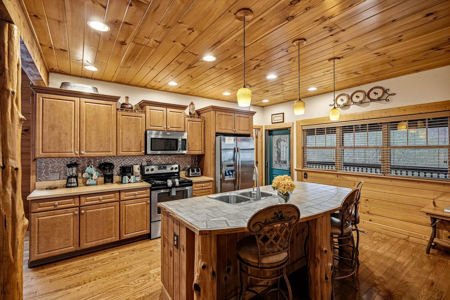 Luxury Log Cabin Escape with Hot Tub, Decks & Family Fun Spaces in Sevierville, Tennessee