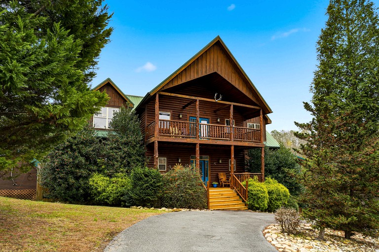 Luxury Log Cabin Escape with Hot Tub, Decks & Family Fun Spaces in Sevierville, Tennessee