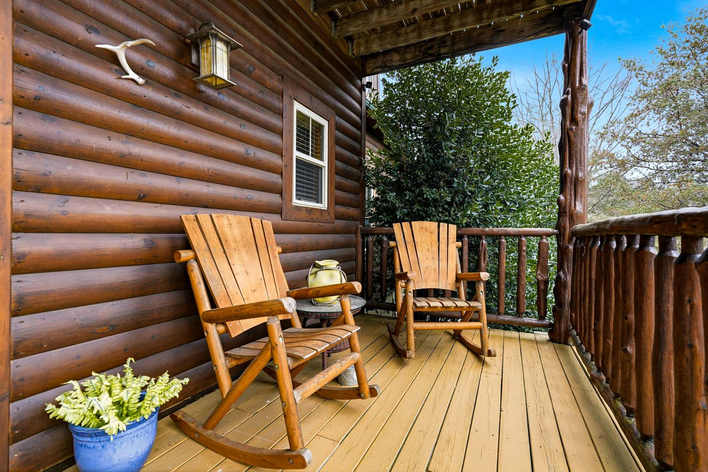 Luxury Log Cabin Escape with Hot Tub, Decks & Family Fun Spaces in Sevierville, Tennessee