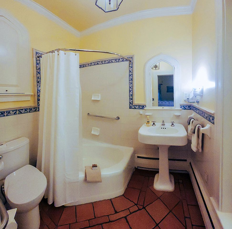 Stylish and Classic Weekend Getaway with Lake Views in North Carolina