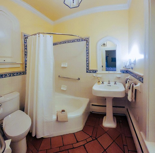 Stylish and Classic Weekend Getaway with Lake Views in North Carolina | Nature Lodges (Williamston, North Carolina, United States of America)