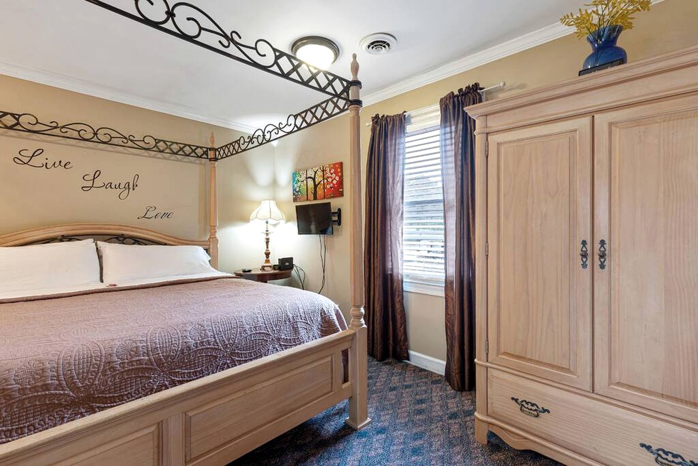 Peaceful Historic Villa with Hot Tub & Pool near Downtown Nashville, Tennessee