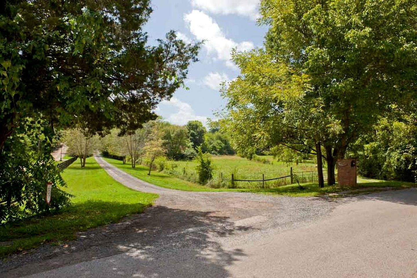 Peaceful Historic Villa with Hot Tub & Pool near Downtown Nashville, Tennessee