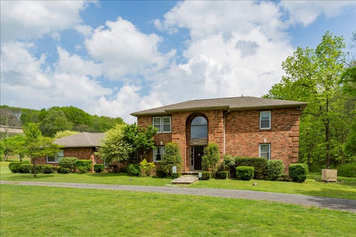 Peaceful Historic Villa with Hot Tub & Pool near Downtown Nashville, Tennessee