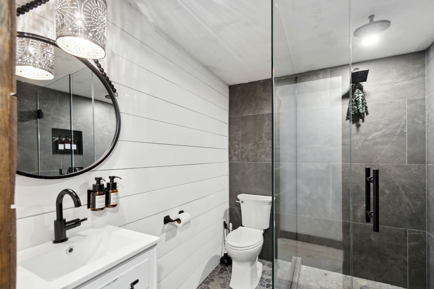 Spacious Mountain Lodge with Private Hot Tub near Estes Park & Rocky Mountain National Park, Ferncliff Colorado