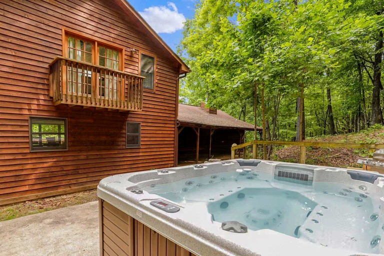 Pet Friendly Cabin for Large Groups in the Eastern Panhandle of West Virginia, Surrounded by Scenic Nature and Historic Attractions