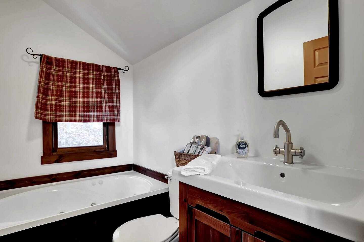 Pet Friendly Cabin for Large Groups in the Eastern Panhandle of West Virginia, Surrounded by Scenic Nature and Historic Attractions