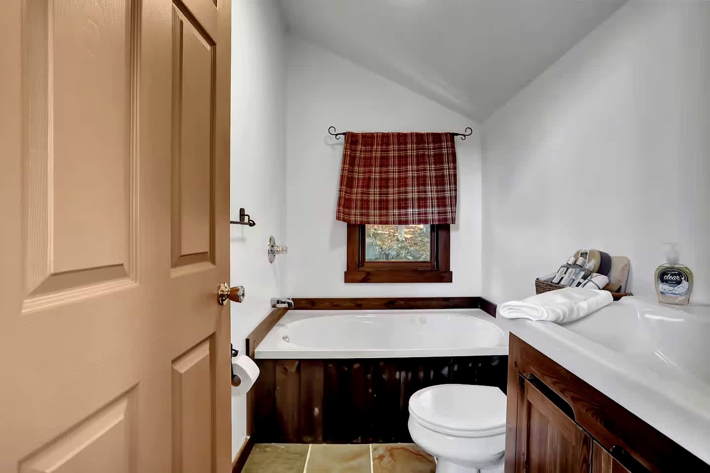 Pet Friendly Cabin for Large Groups in the Eastern Panhandle of West Virginia, Surrounded by Scenic Nature and Historic Attractions