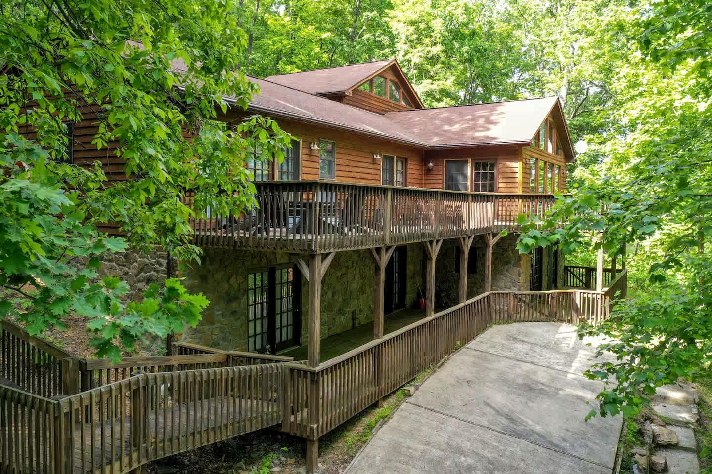 Pet Friendly Cabin for Large Groups in the Eastern Panhandle of West Virginia, Surrounded by Scenic Nature and Historic Attractions