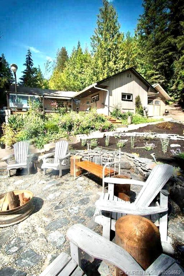 Gorgeous British Columbia Holiday Cabin with a Hot Tub