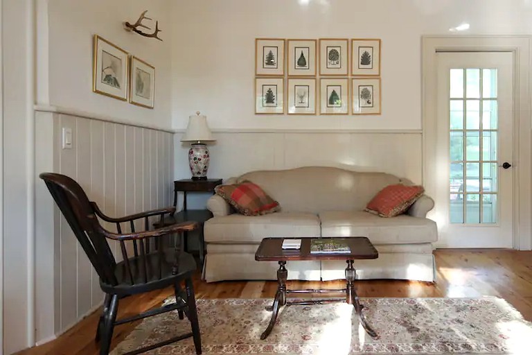 Ladybank Farm and Schoolhouse, Cottages, Feversham, Canada Glamping Hub