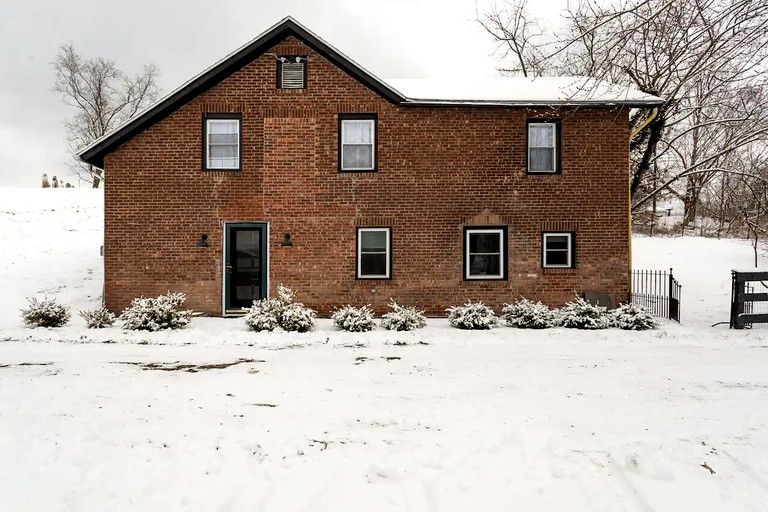 Exterior of family cottage rental in New York.