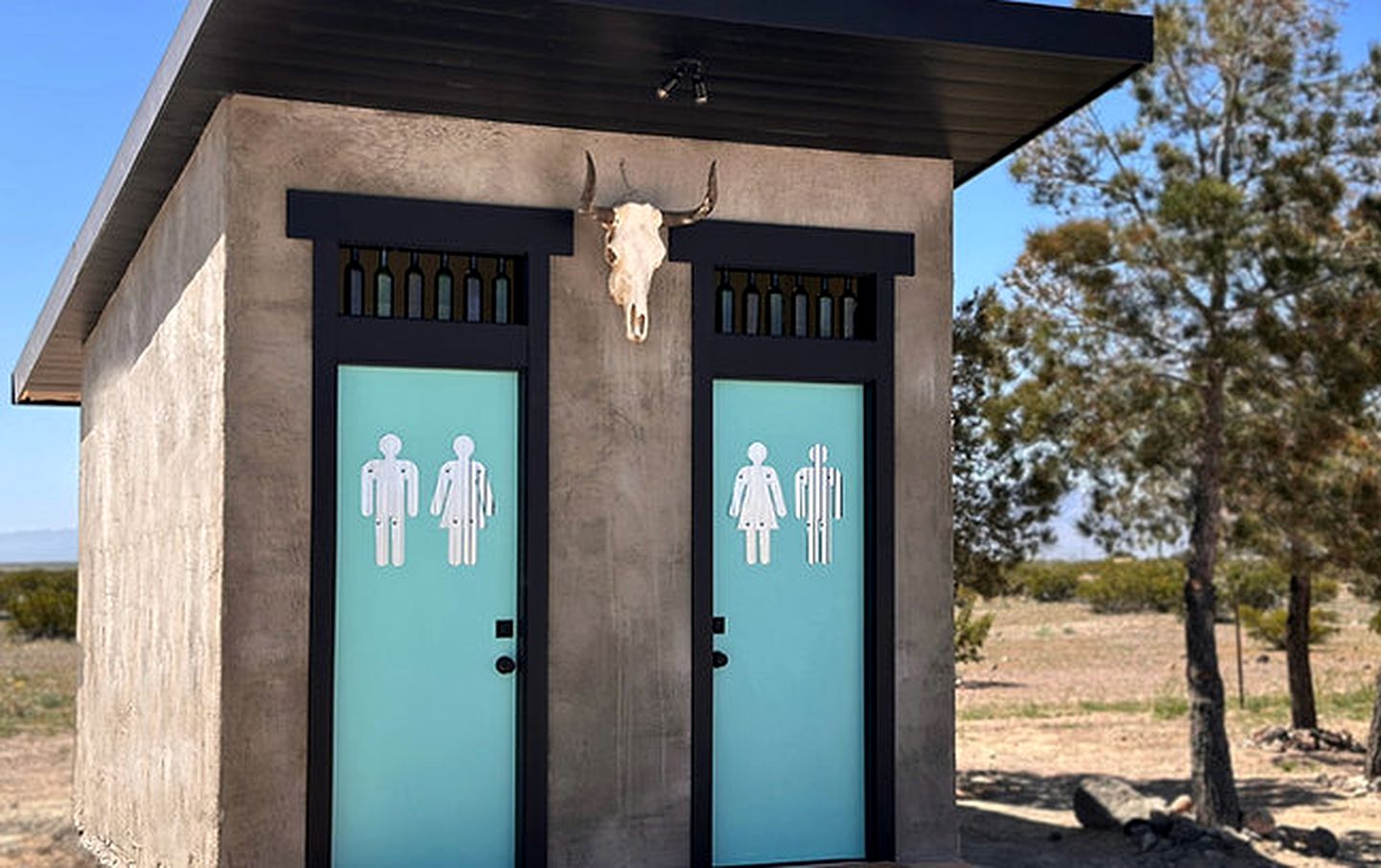 Peaceful Desert Glamping Trailer with Vineyard Views Near Death Valley National Park, California
