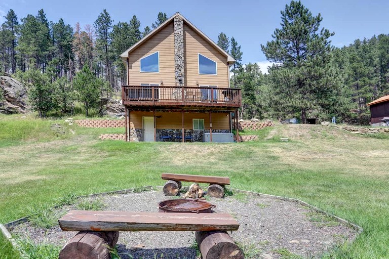 Lush Creekside Vacation Rental Haven near Mount Rushmore in South Dakota