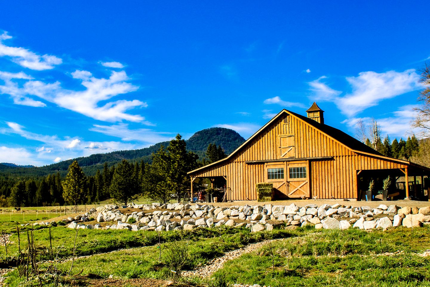 Cozy Glamping Escape with Mountain Views and Quiet Evenings in Sandpoint, Idaho