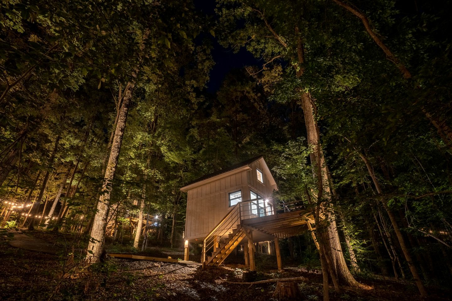 Lofted Romantic Tree House Immersed in Nature in Alabama