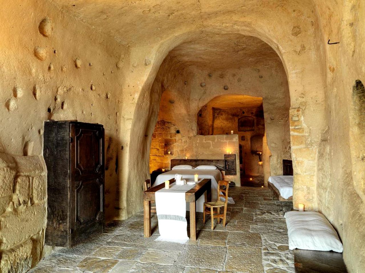 Spacious Luxury Cave Rental with Deluxe Bathtub in Matera, Southern Italy