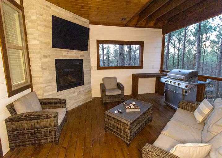 Charming Pet-Friendly Cabin Rental in Hochatown, Oklahoma - Incredible Destination for a Glamping Getaway near Broken Bow Lake | Cabins (Hochatown, Ok