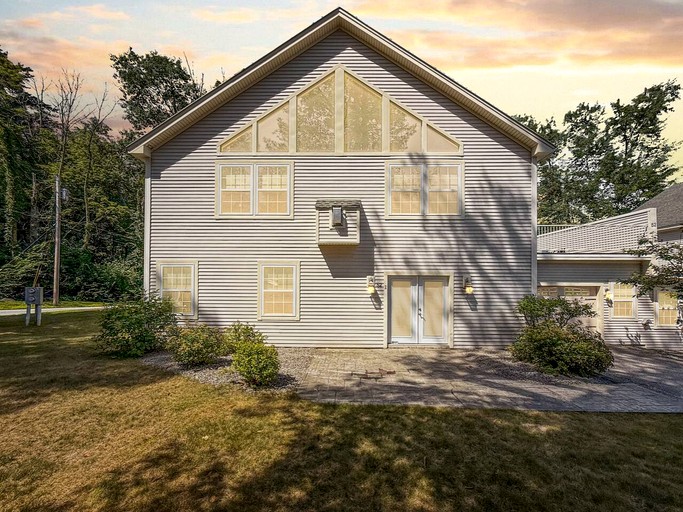 Charming North Conway NH Vacation Rental with Hot Tub, Pool Access & Mountain Views near Downtown