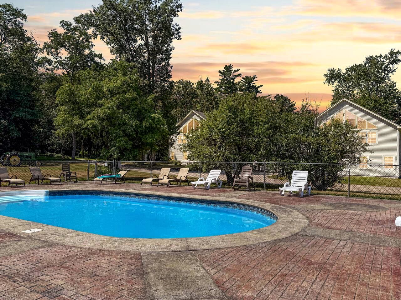 Charming North Conway NH Vacation Rental with Hot Tub, Pool Access & Mountain Views near Downtown