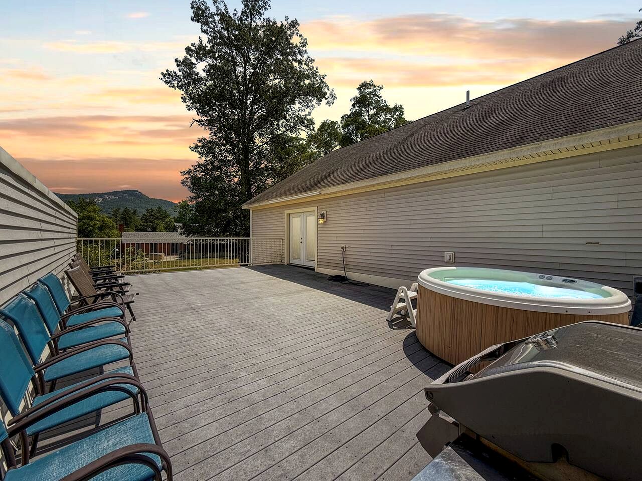 Charming North Conway NH Vacation Rental with Hot Tub, Pool Access & Mountain Views near Downtown