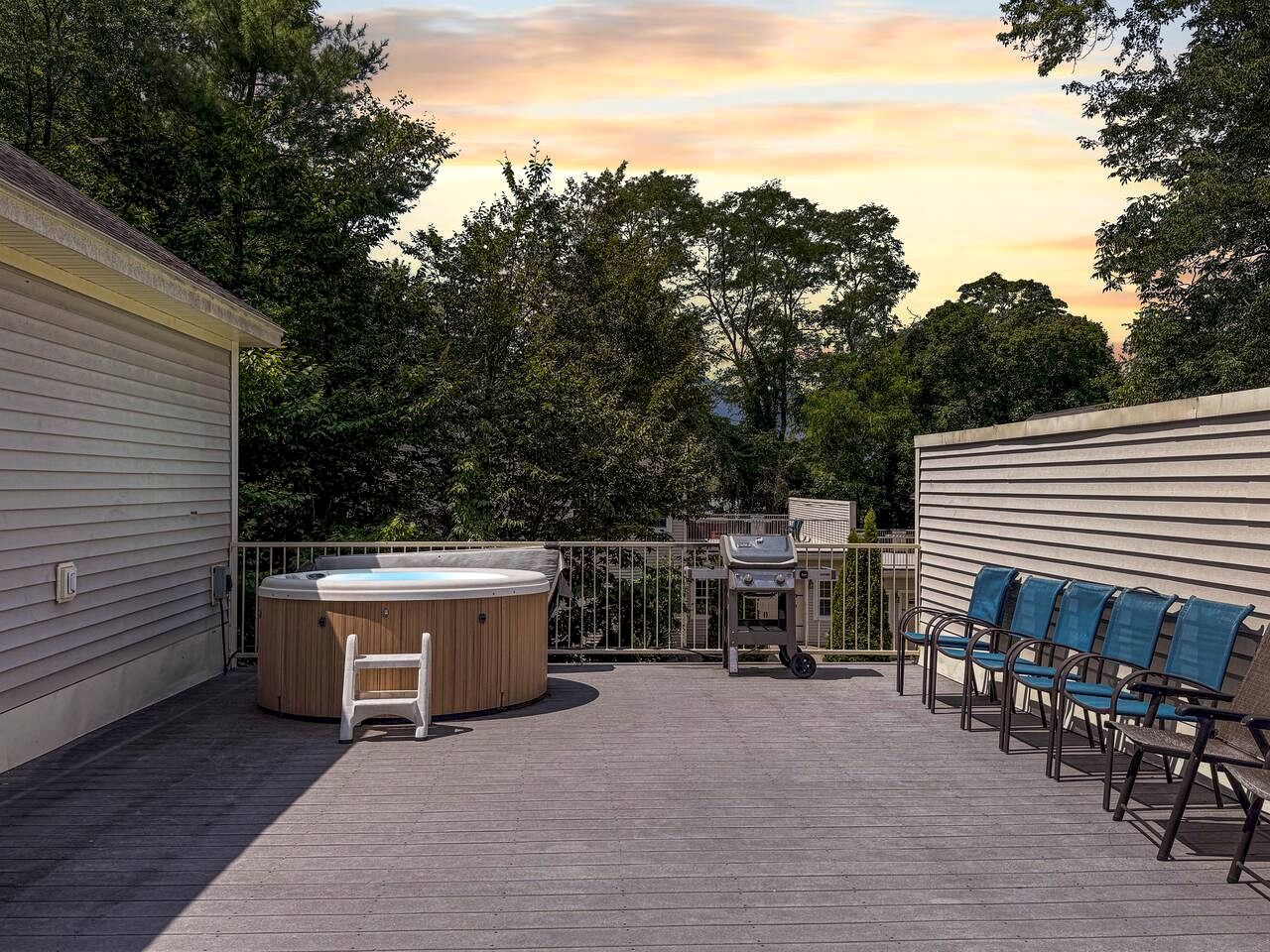 Charming North Conway NH Vacation Rental with Hot Tub, Pool Access & Mountain Views near Downtown