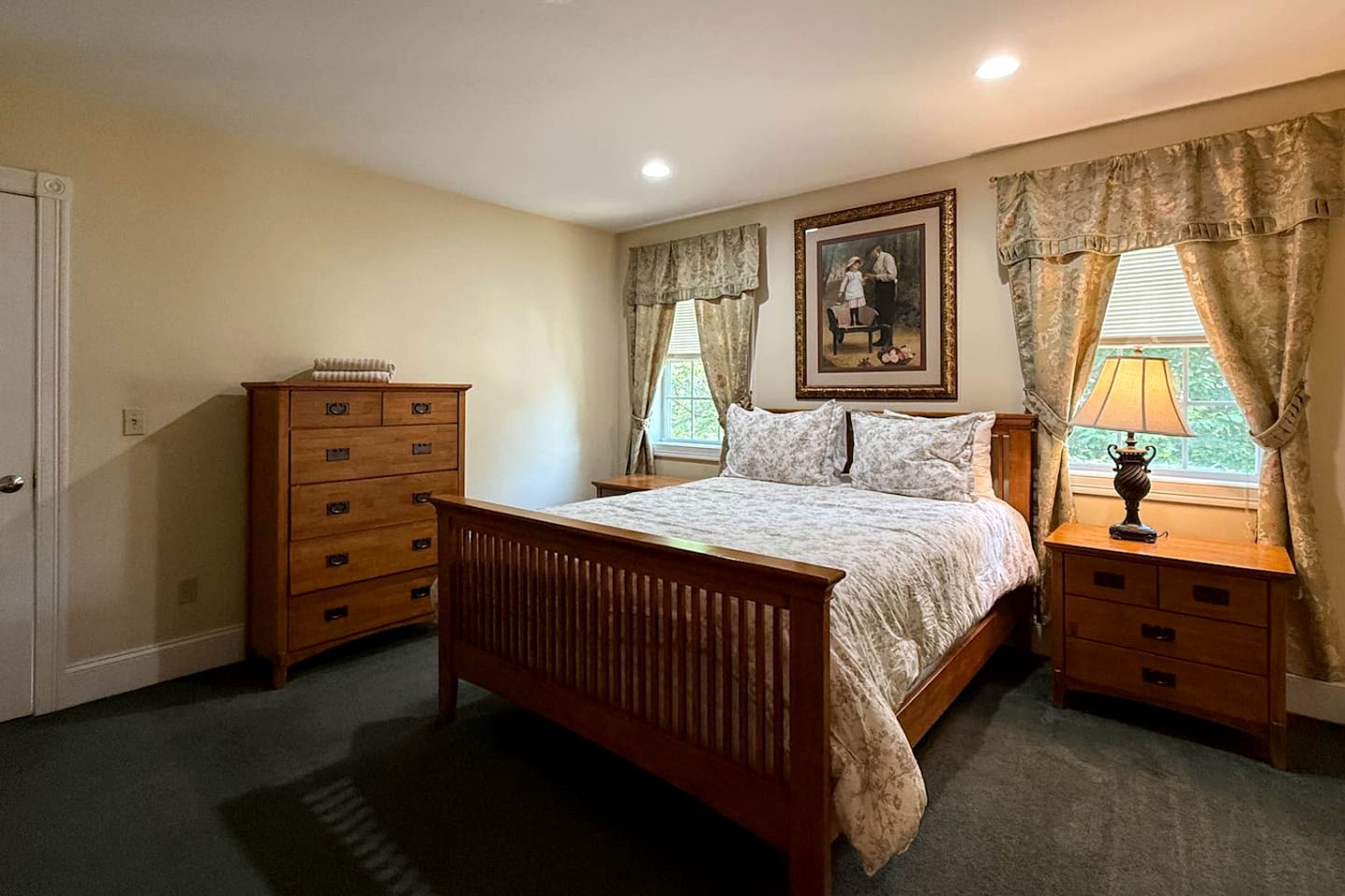 Charming North Conway NH Vacation Rental with Hot Tub, Pool Access & Mountain Views near Downtown