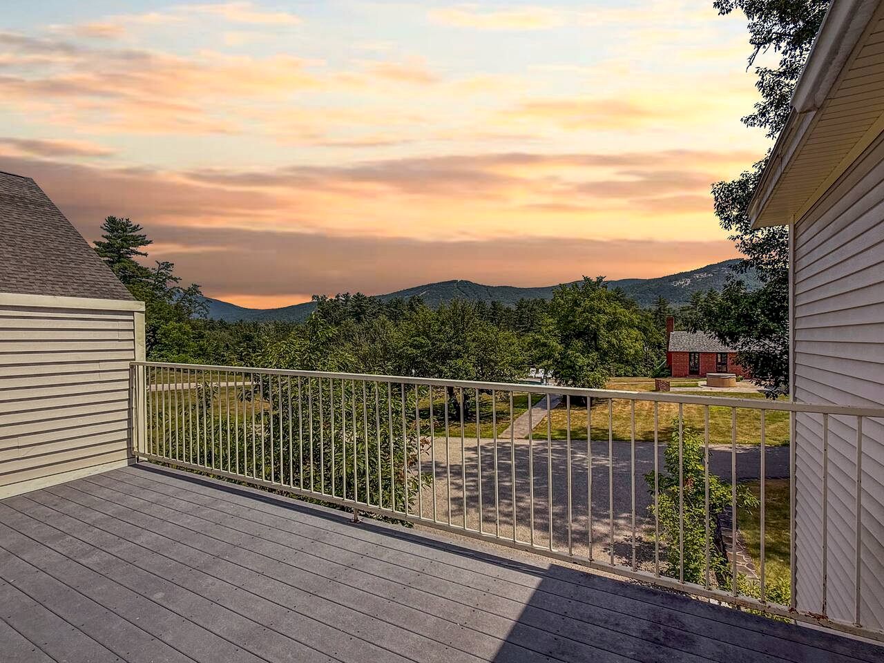 Charming North Conway NH Vacation Rental with Hot Tub, Pool Access & Mountain Views near Downtown