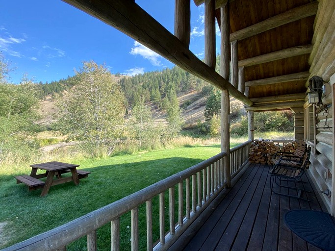 Montana Mountain Glamping: Charming Log Cabin with a Private Hot Tub in Darby | Log Cabins (Darby, Montana, United States of America)