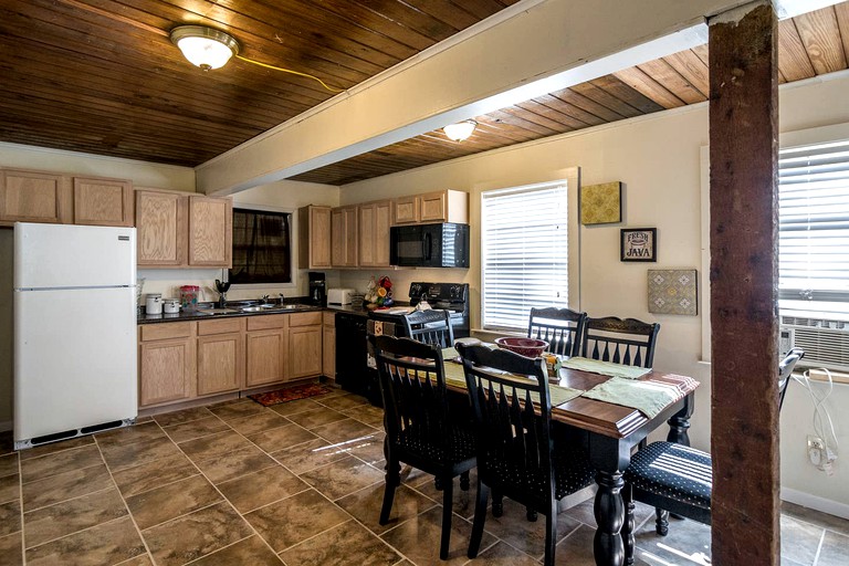 Cabins (Nacogdoches, Texas, United States)