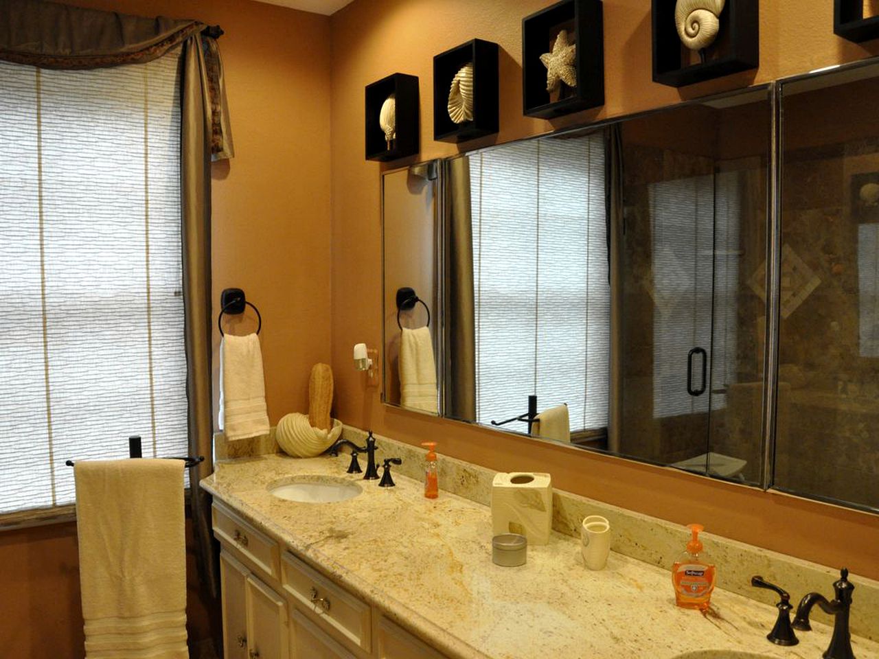 Spacious Waterfront Villa Rental for Weekend Getaways near Dallas, Texas